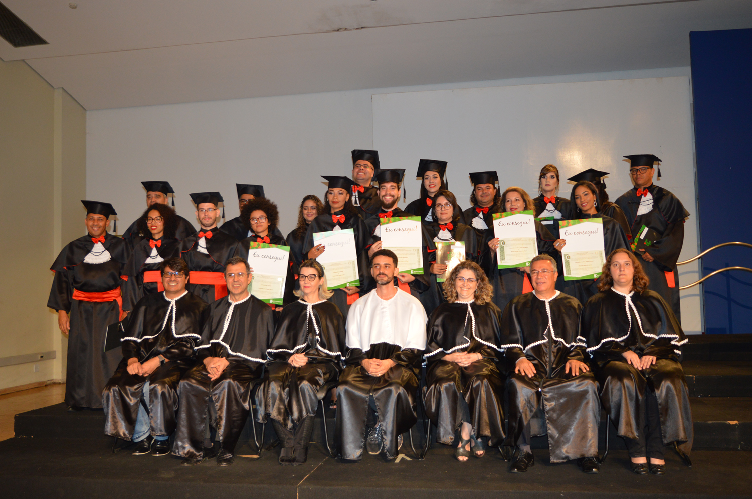 Formandos nos cursos de Licenciatura do Câmpus Goiânia posam para foto junto aos componentes da mesa diretiva da solenidade